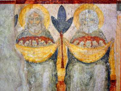 Sulla parete opposta si susseguono cornici paradisiache e scenari infernali. Da un lato Abramo, Isacco e Giacobbe con in grembo i beati accolgono le anime tra le palme del Regno dei cieli